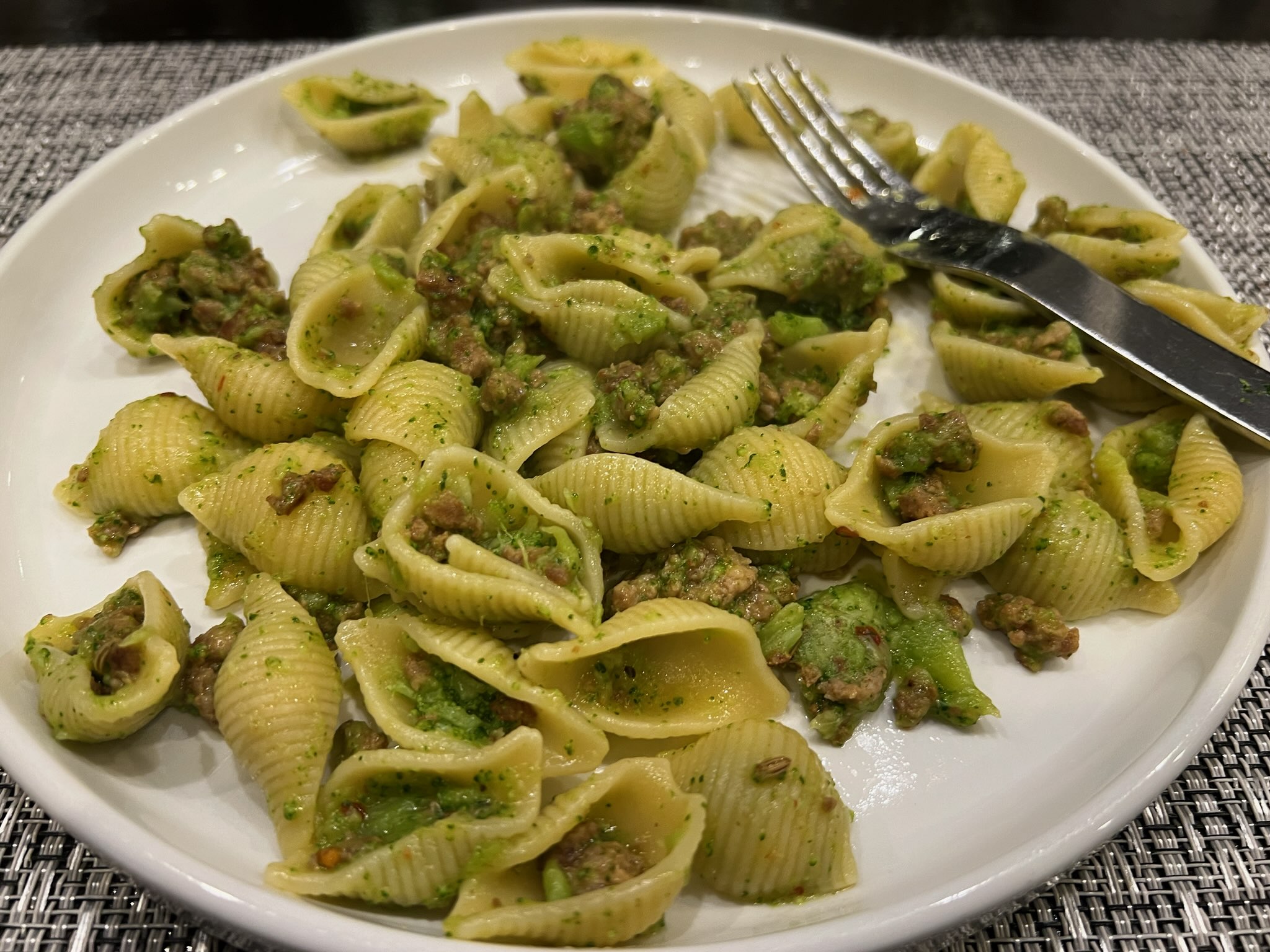 A plate of potatoes and broccoli
Description automatically generated with medium confidence