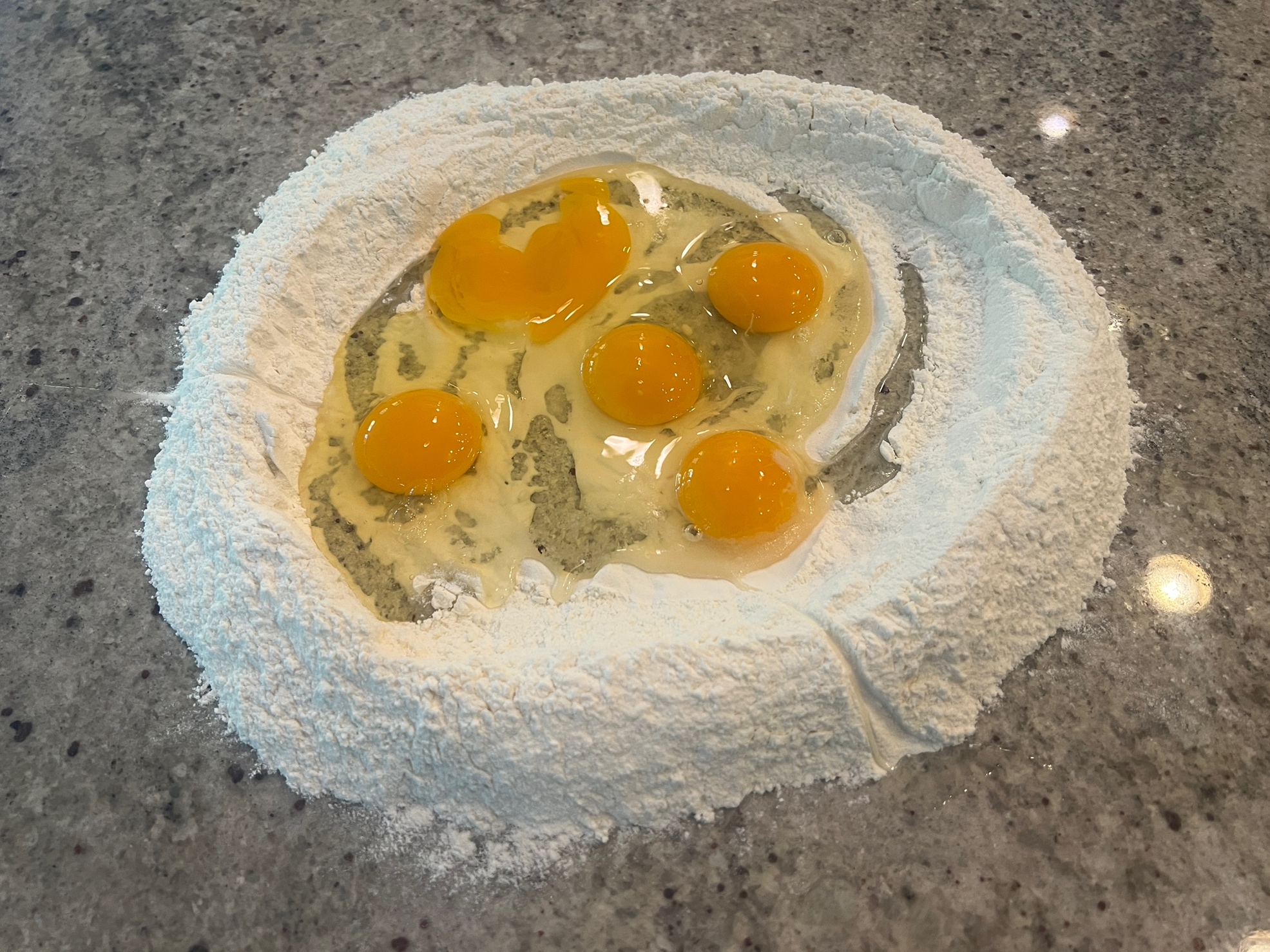 Immagine che contiene terreno, Tuorlo, Albume, cibo

Il contenuto generato dall'IA potrebbe non essere corretto.