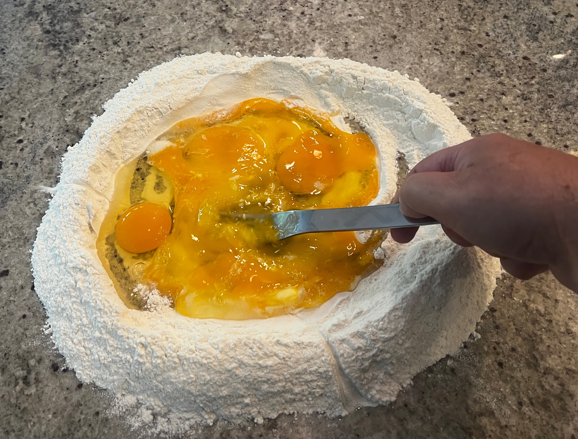 Immagine che contiene terreno, cibo, persona, aria aperta

Il contenuto generato dall'IA potrebbe non essere corretto.