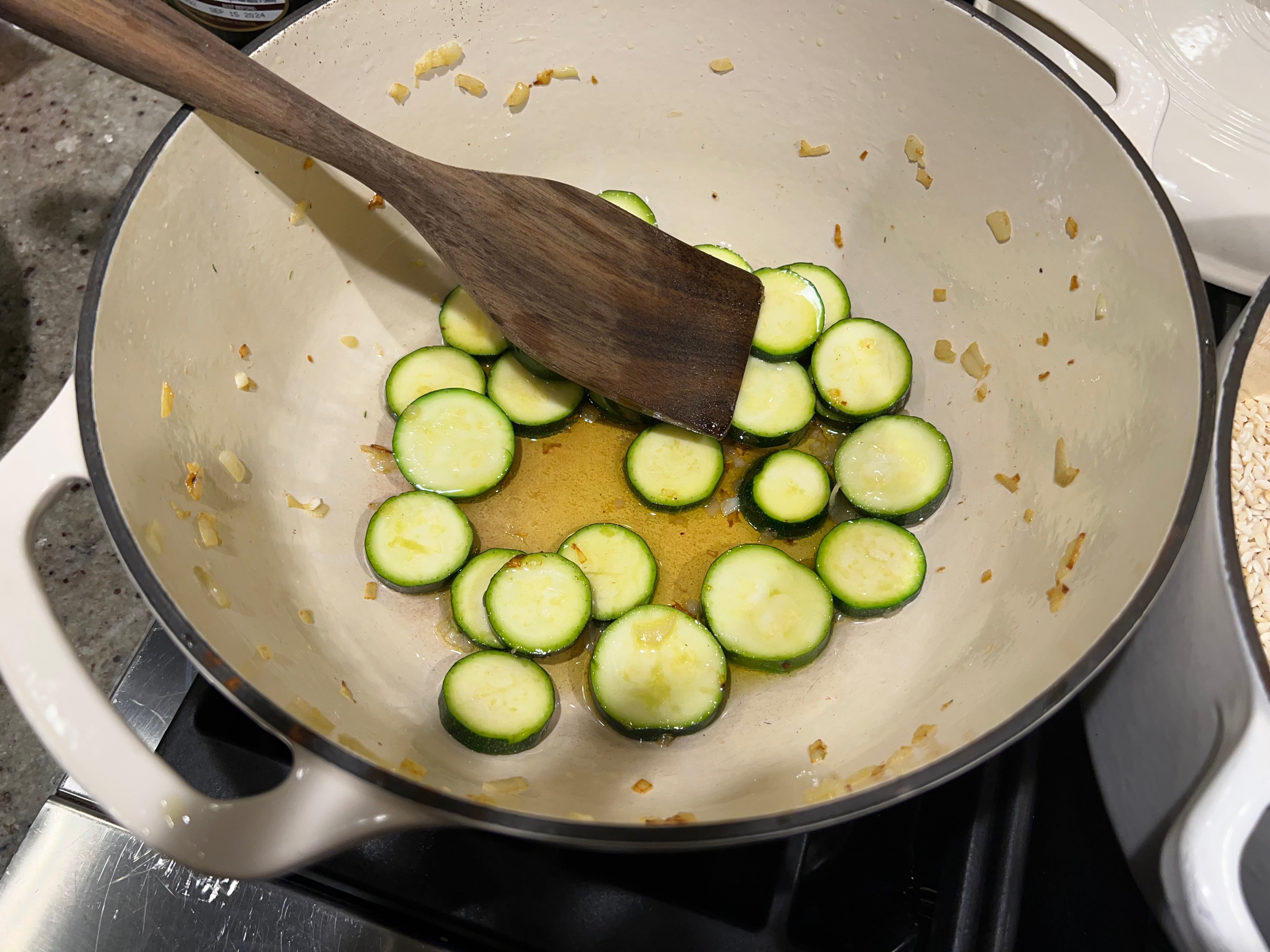 Immagine che contiene cetriolo, zucchini, Utensile da cucina, cibo
Descrizione generata automaticamente