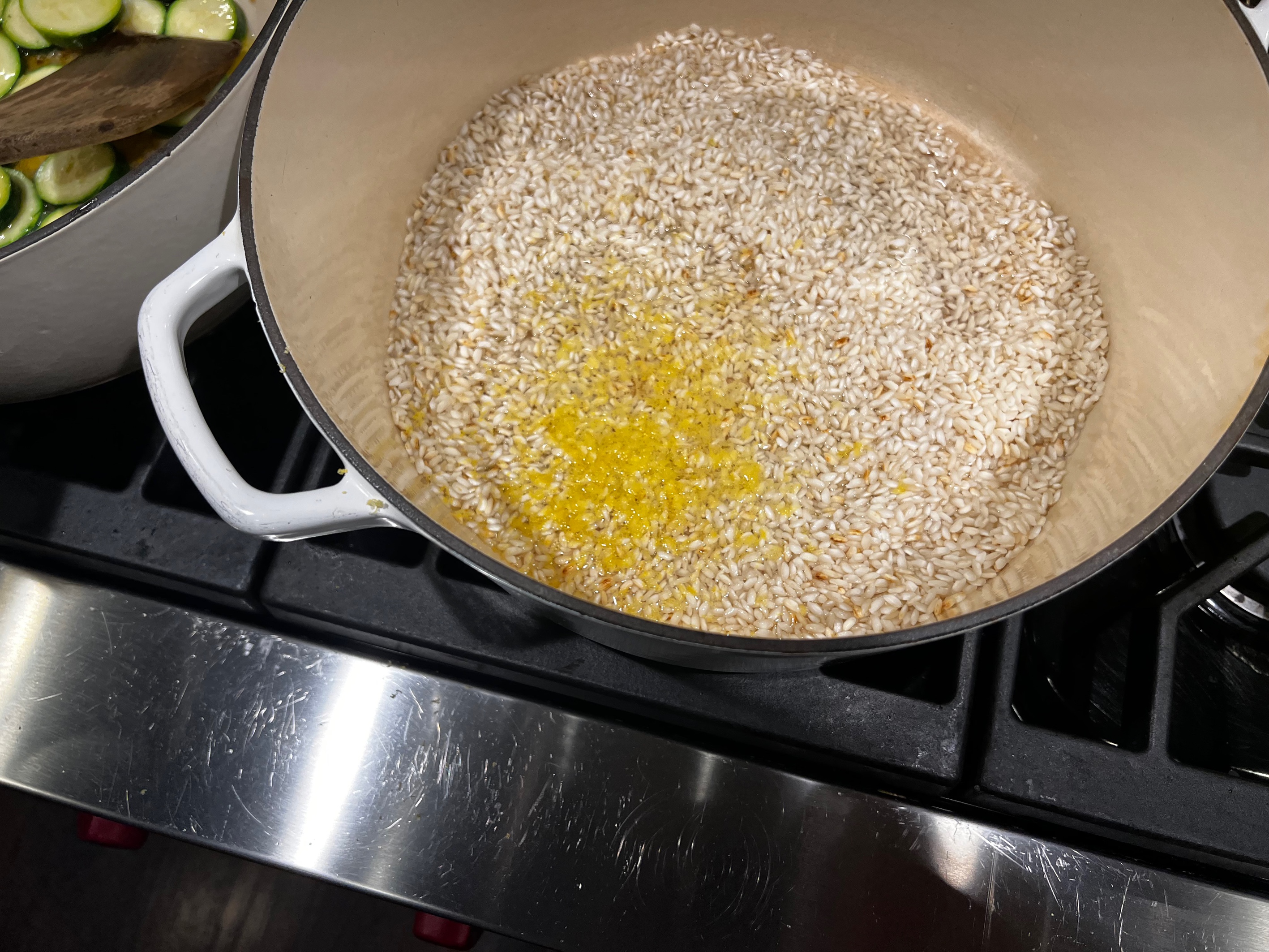 Immagine che contiene Stoviglie e teglie, interno, cibo, wok
Descrizione generata automaticamente