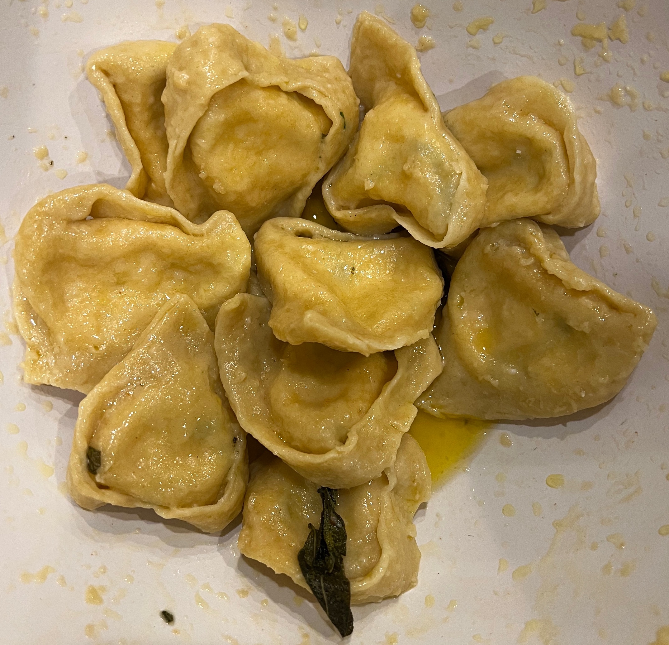 Immagine che contiene cibo, raviolo, Jiaozi, Mandu

Descrizione generata automaticamente