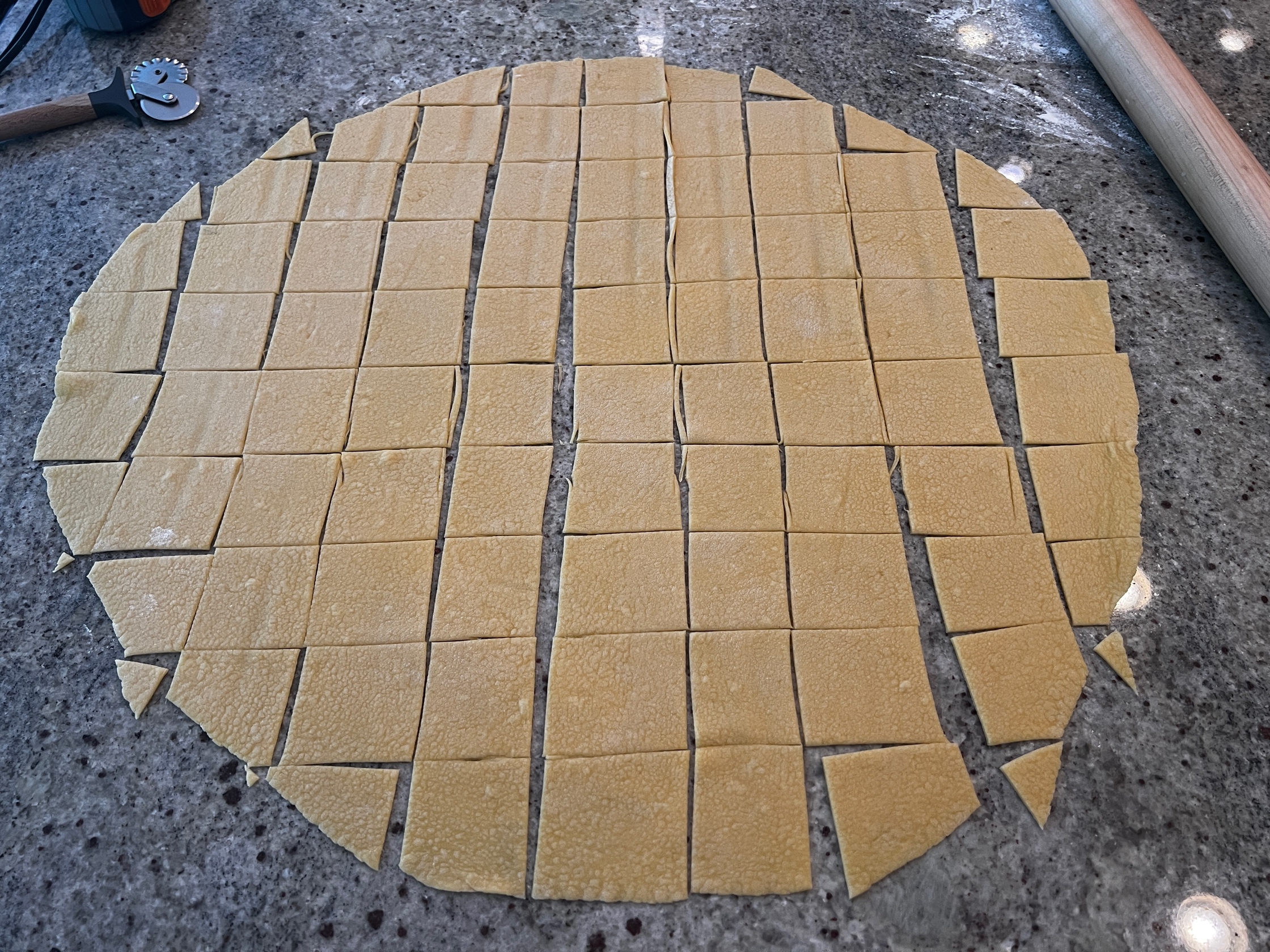 Immagine che contiene terreno, strumento, pavimento
Il contenuto generato dall'IA potrebbe non essere corretto.