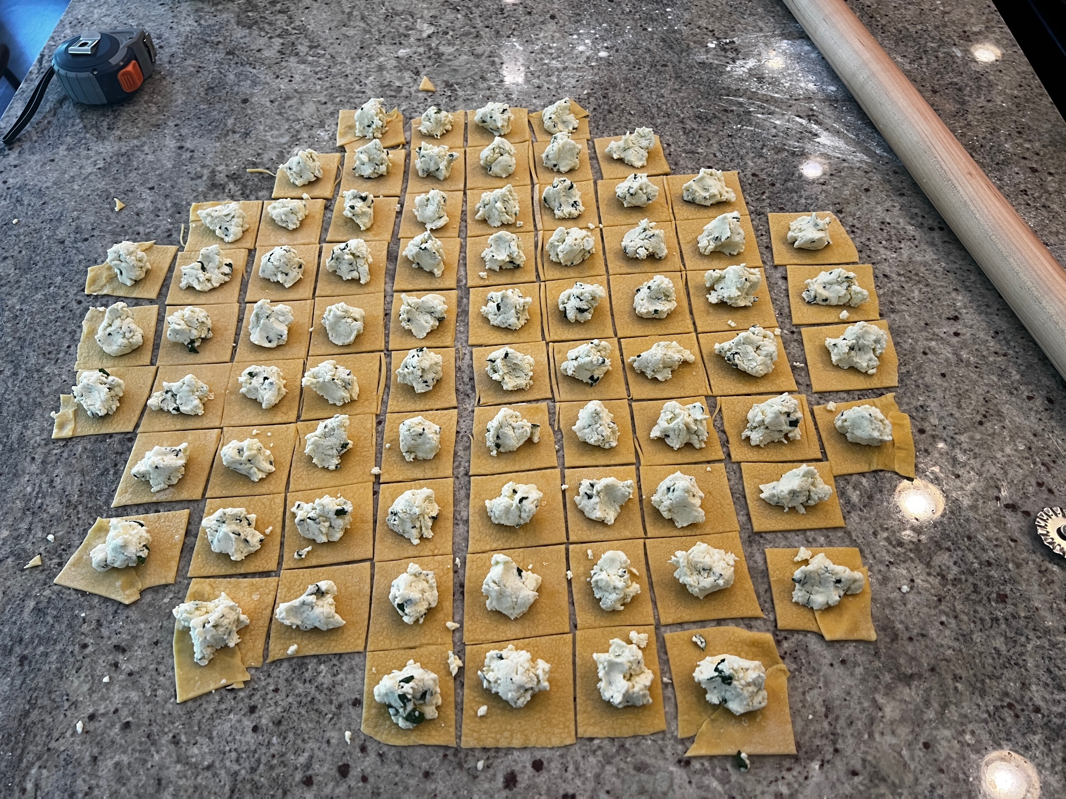 Immagine che contiene terreno, cibo, aria aperta, strada
Il contenuto generato dall'IA potrebbe non essere corretto.