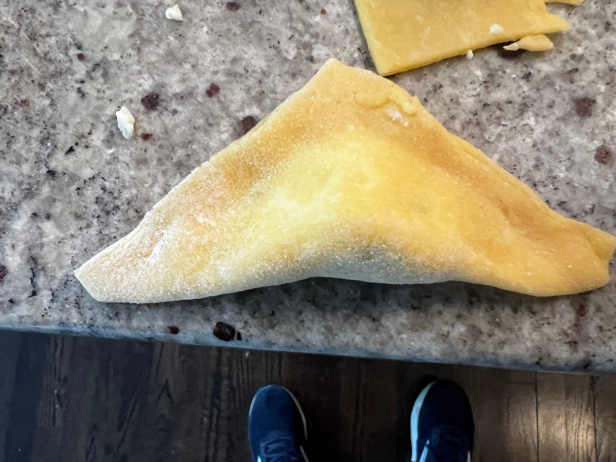 Immagine che contiene calzature, cibo, Spuntino, terreno
Il contenuto generato dall'IA potrebbe non essere corretto.